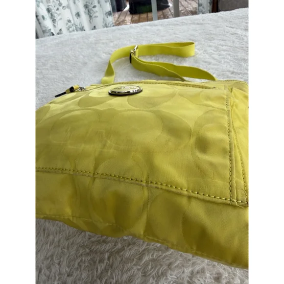 Vintage 90’s Coach Signature Logo Yellow
Nylon Colorblock Crossbody Bag F77408 - Picture 12 of 15